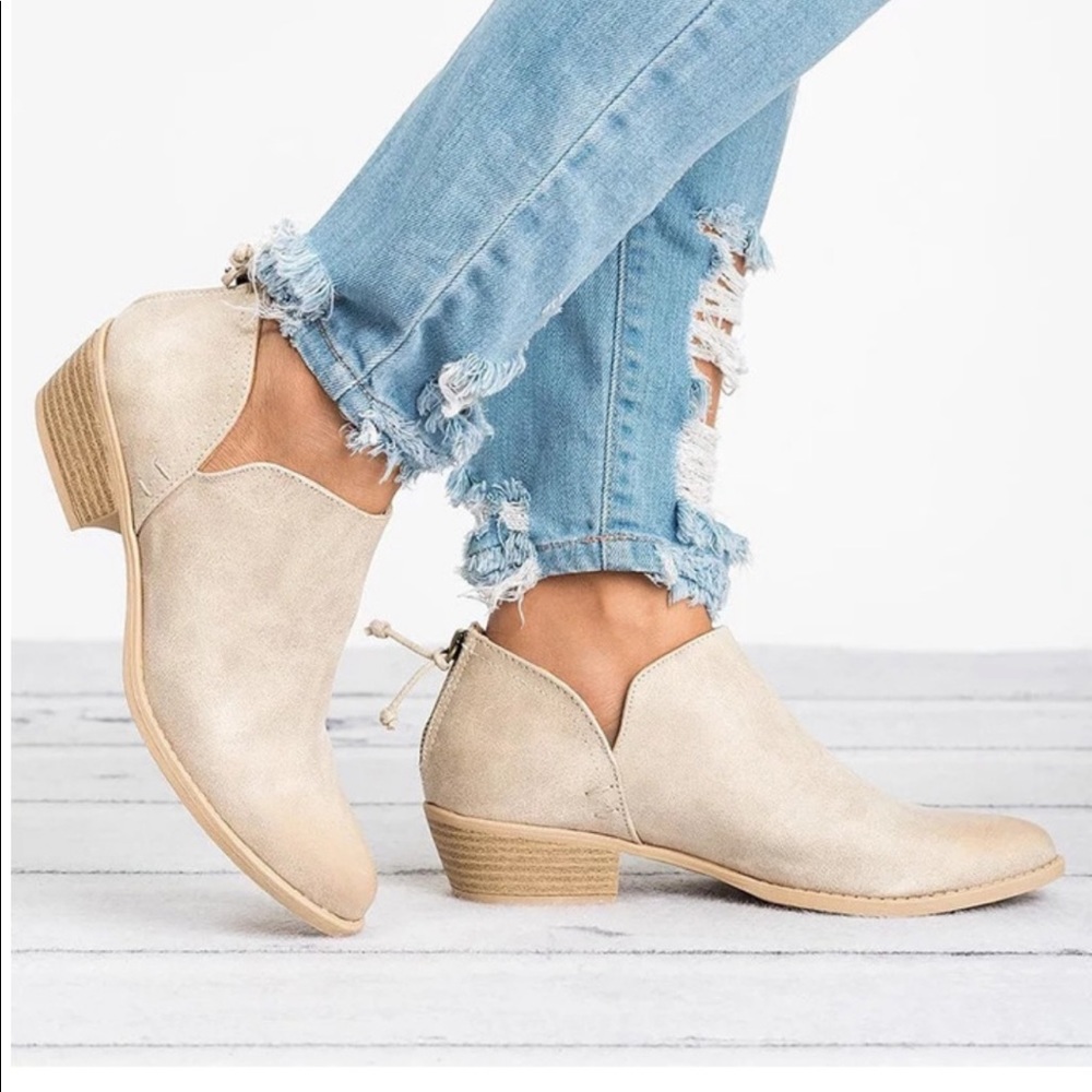 Beige casual shoe